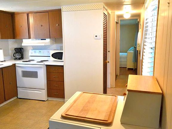 5th image of 825 Poinsettia St