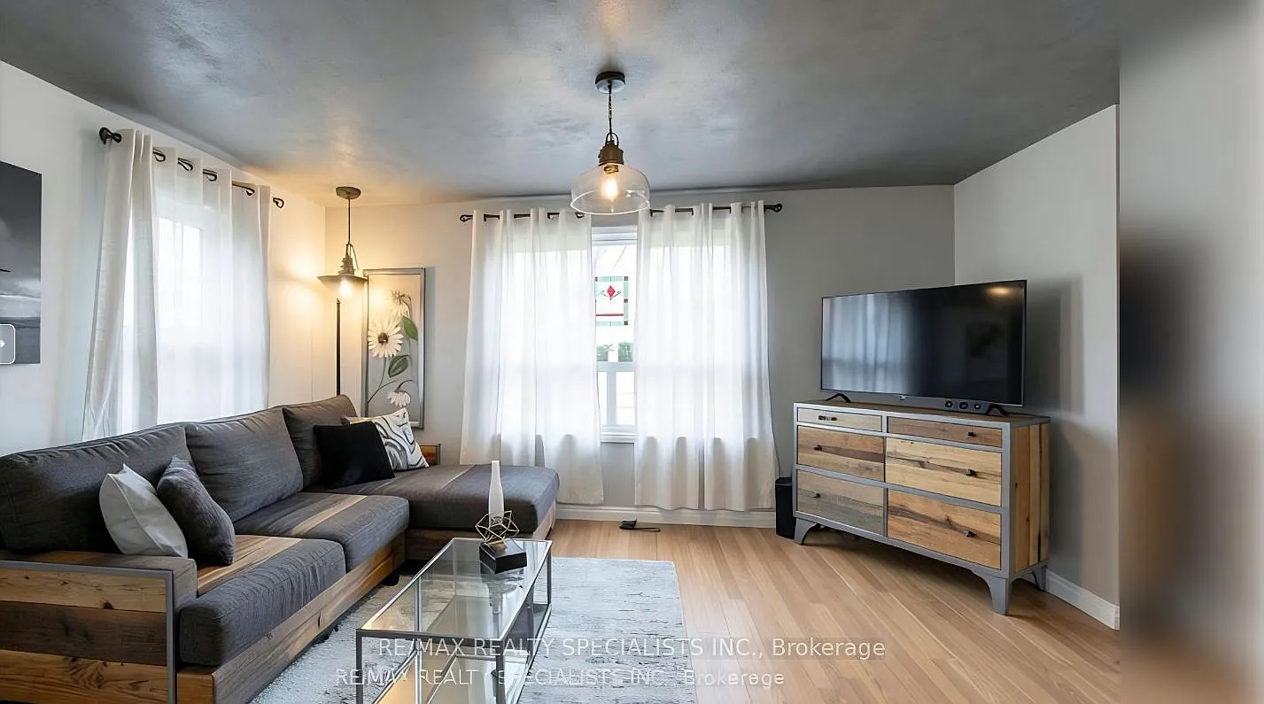 4 bed, $2,300 — Photo 3