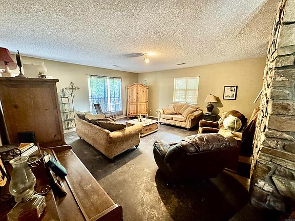 3rd image of 205 Rolling Oaks Dr