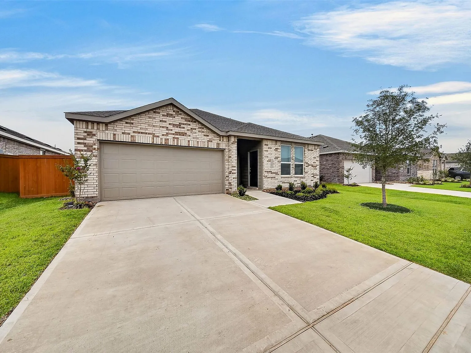 4 bed, 3.0 bath, 2368 sqft, $2,600 — Photo 2
