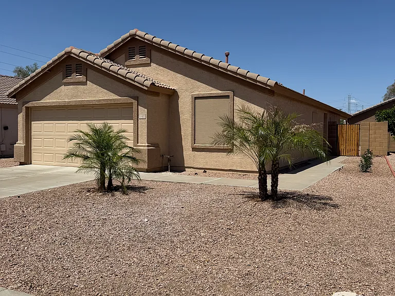 11402 W Hutton Dr — Photo 2