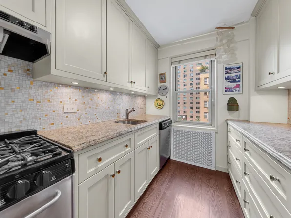 415 East 52nd Street image 9 of 10