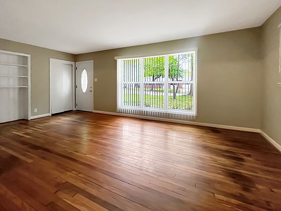 3rd image of 407 Brooke Dr