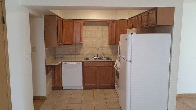 2nd image of 933 S La Grange Rd APT 1N