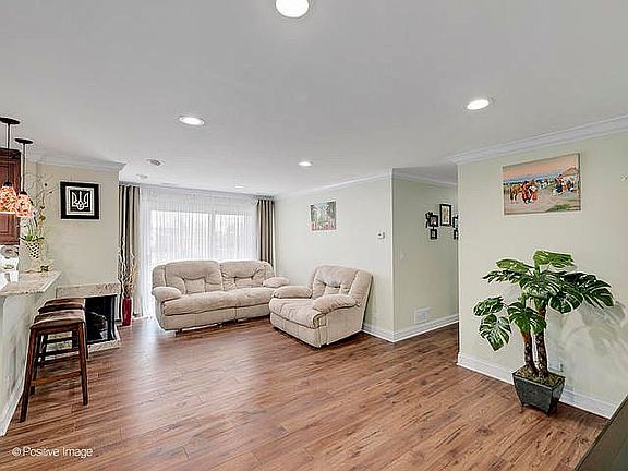 4th image of 729 Birchwood Ct Unit D