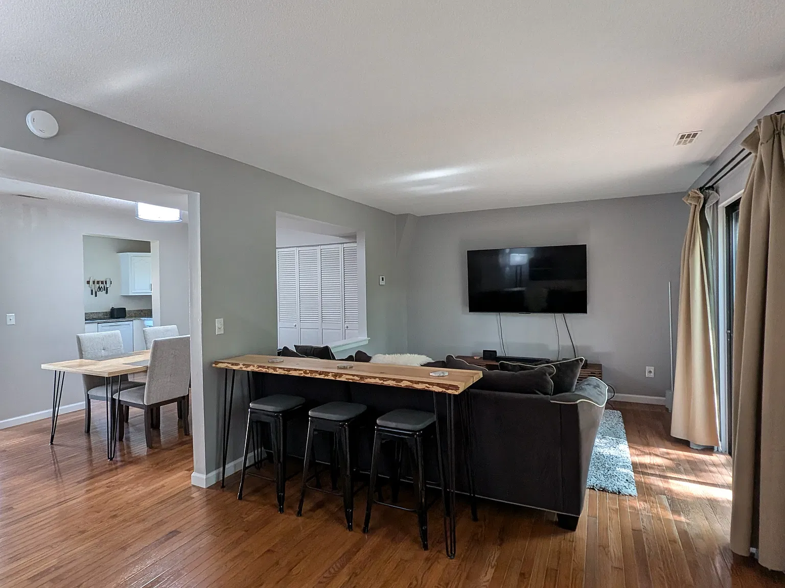 3 bed, 1.5 bath, 1200 sqft, $2,350 — Photo 1