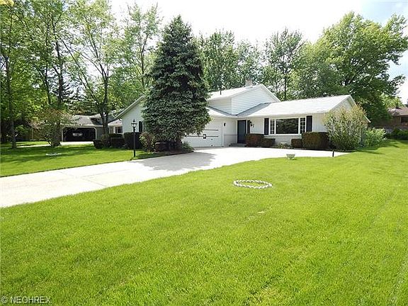3rd image of 272 Sheri Dr