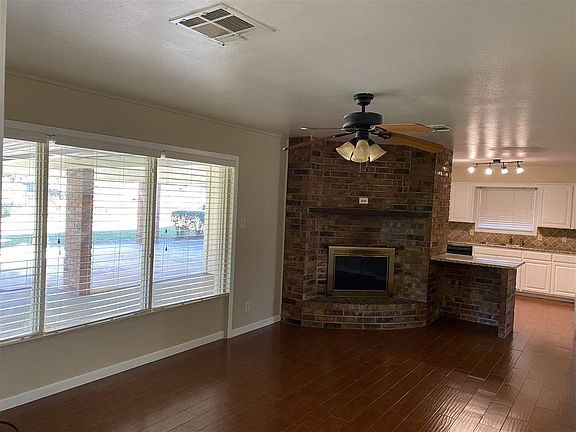 4th image of 2095 Longfellow Dr
