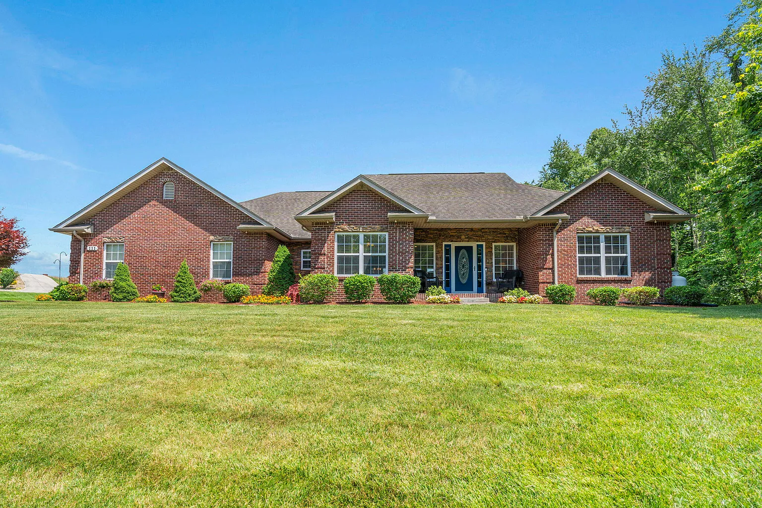 111 Creekwood Dr photo 1