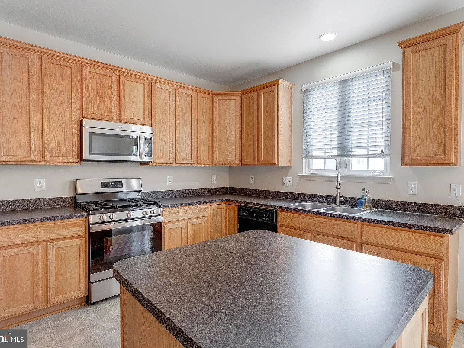 3 bed, 2.5 bath, 1688 sqft, $2,650 — Photo 4