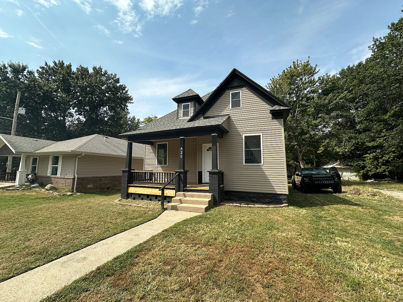 925 N Douglas Ave — Photo 2