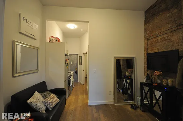 Rented by REAL New York | media 32