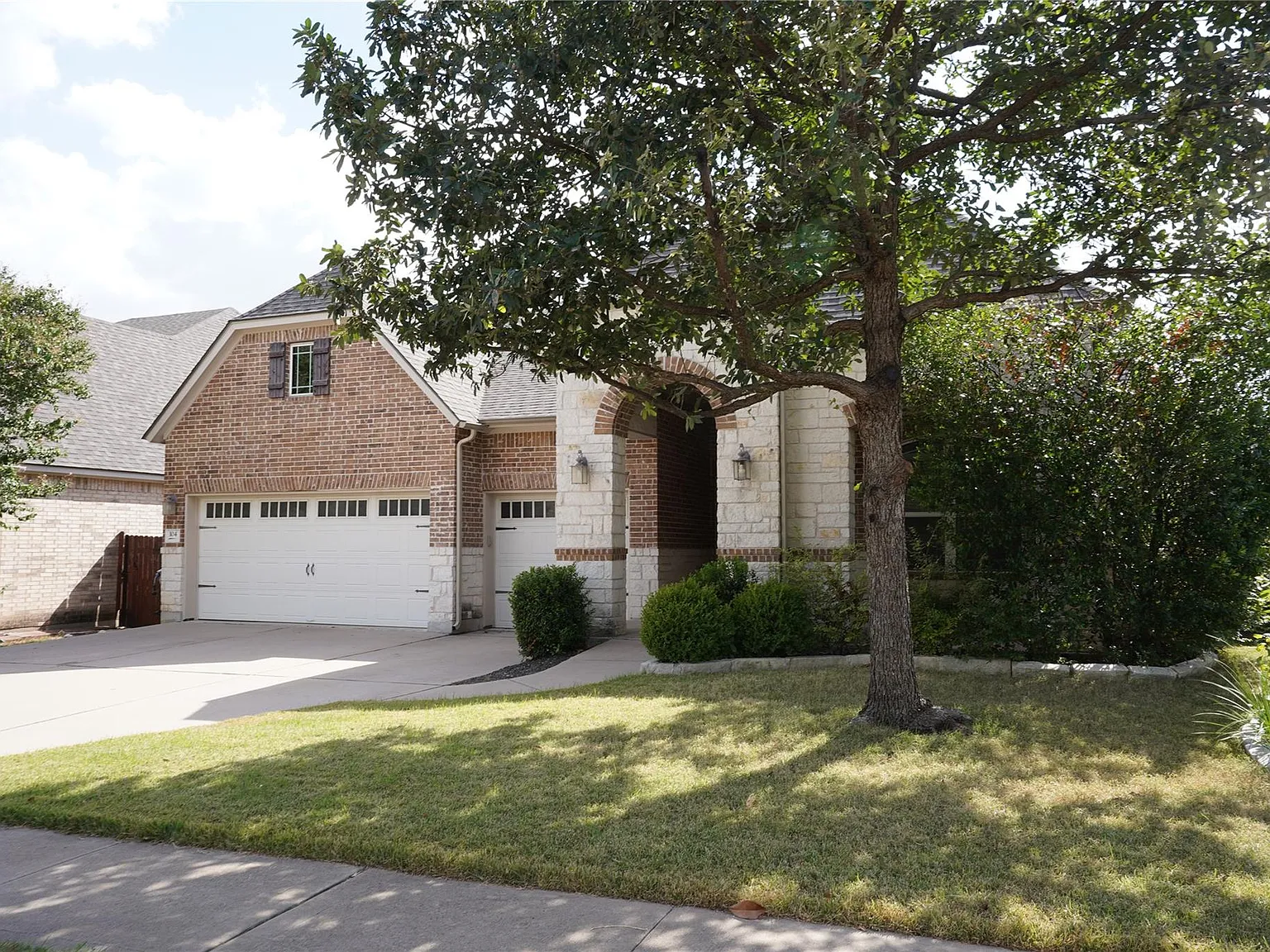 4 bed, 3.0 bath, 2933 sqft, $3,200 — Photo 3