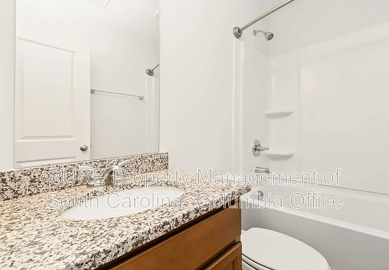 1052 Astoria Dr — Photo 9