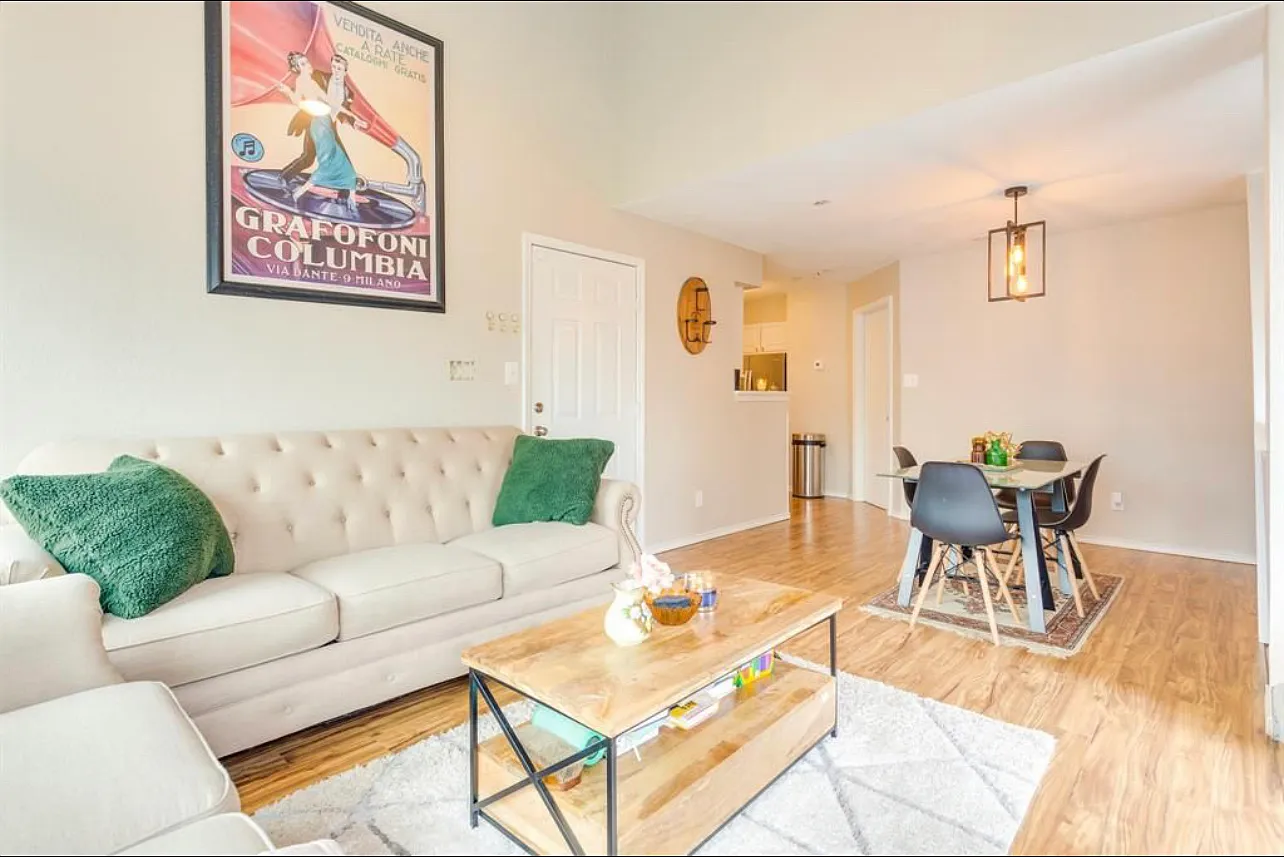 2 bed, 950 sqft, $1,700 — Photo 3