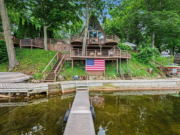 25862 Shore Dr, Lawton, MI 49065