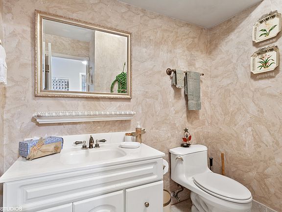 5th image of 19W223 Gingerbrook Dr
