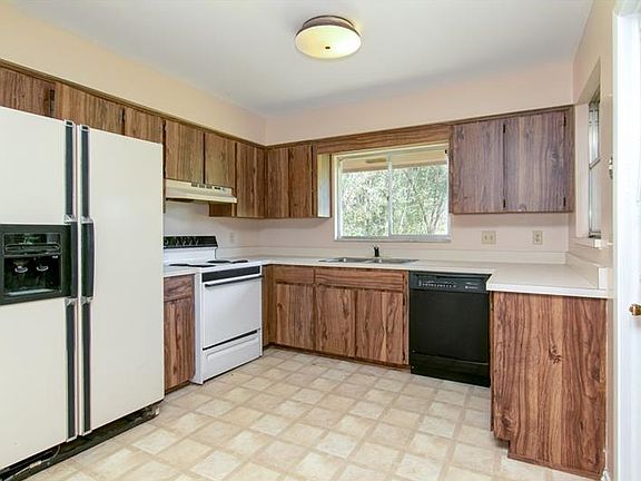 5th image of 208 Redwing Ct
