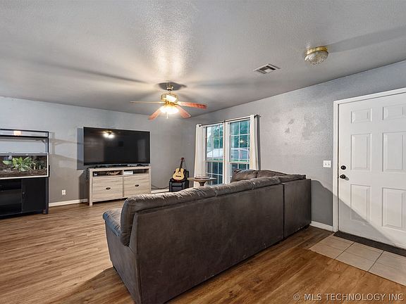 4th image of 406 SE 6th St