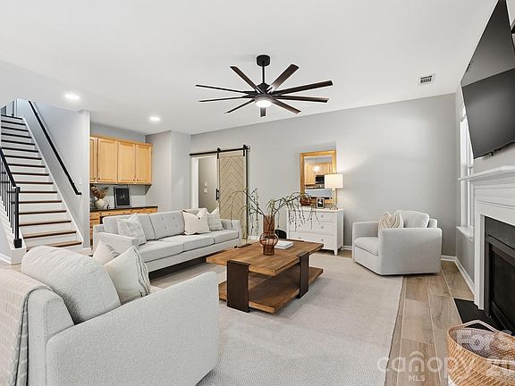 5th image of 3062 Sterling Ct