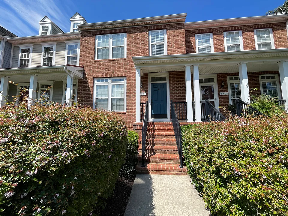 300 Dixon St #306