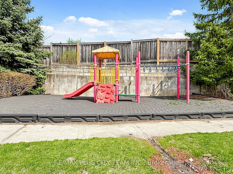 1720 Eglinton Ave E #812 — Photo 25