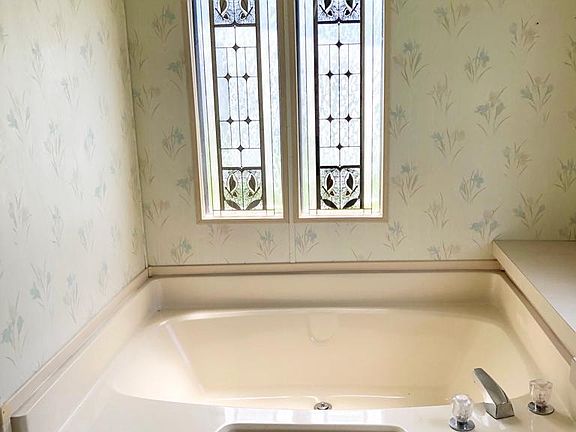 3rd image of 4722 Dunkeld Ave