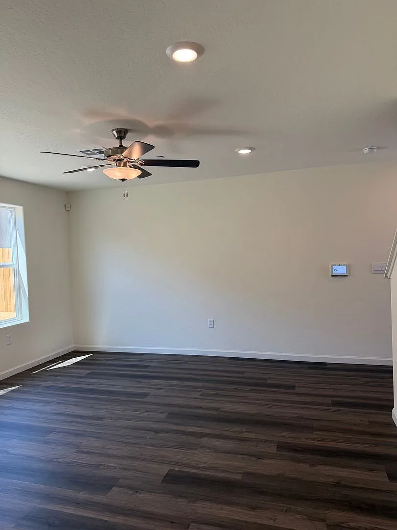 1919 Oak Falls Ct- 3 Bed 3 Bath- Solar- Tulare — Photo 4