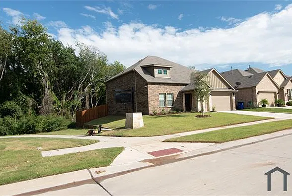 5 bed, 2590 sqft, $3,700 — Photo 3