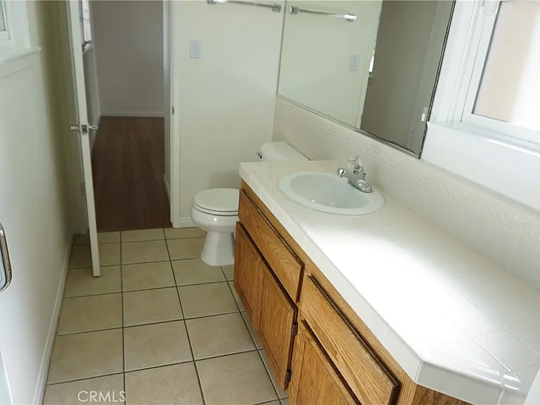 5540 Balboa Blvd — Photo 44