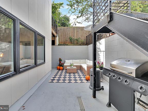 4th image of 712 Kearny St NE #5