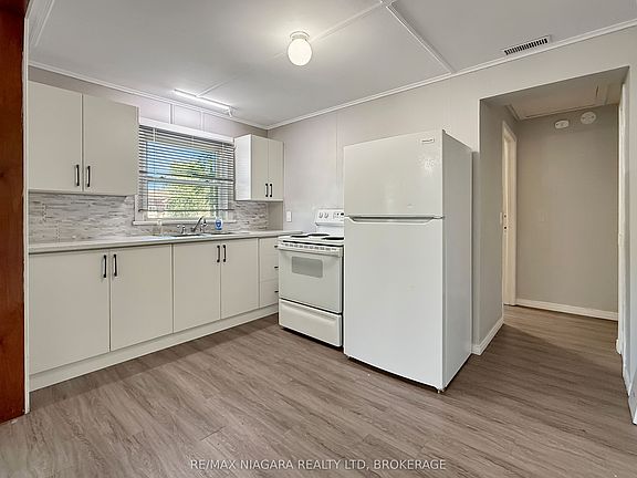 5th image of 155 Douglas St