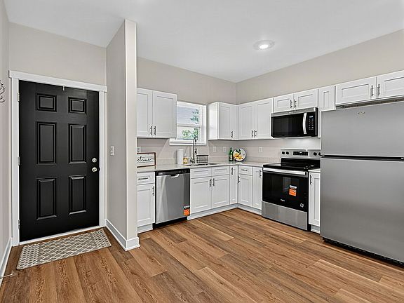 3rd image of 4456 Caroline Ave