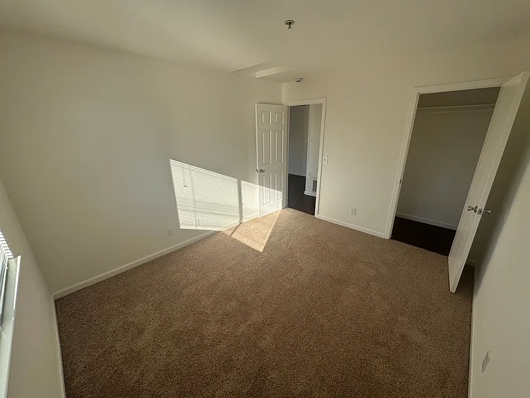 2630 Darwin St — Photo 10