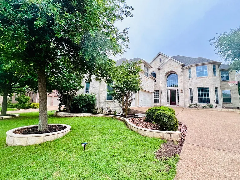 10905 Roy Butler Dr — Photo 1