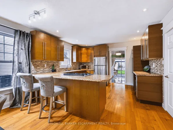 18 Lowrey Ave N, Cambridge, ON N1R 5A2