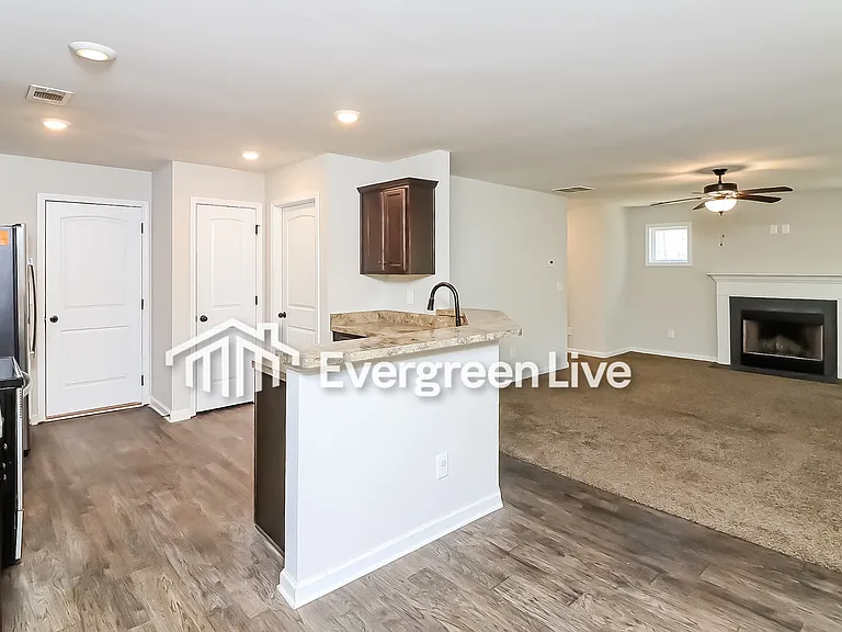 215 Cynthia Ct — Photo 9