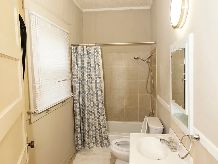 1011 Oakview St #1 — Photo 10