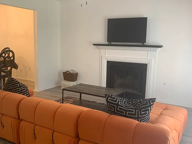 6182 Saint Charles Ct — Photo 4