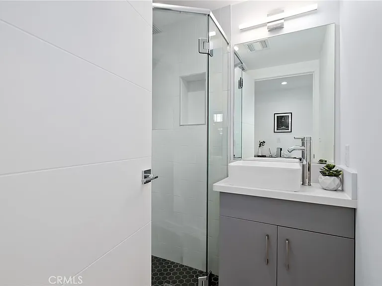 229 1/2 N Burlington Ave — Photo 17