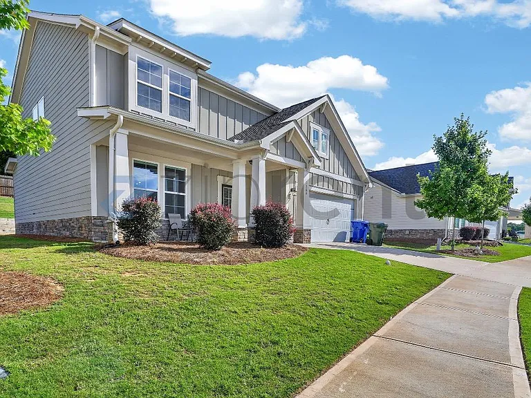 1360 NE Slaton Manor Dr — Photo 2