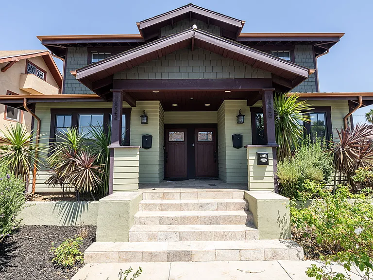 1822 S Harvard Blvd — Photo 2