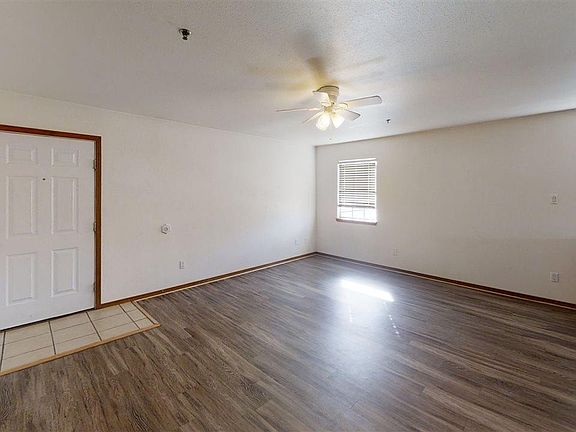 4th image of 610 W 1st St