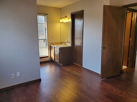 4th image of 4010 Bunker Hill St