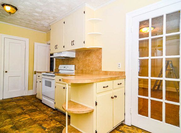 4th image of 909 N Virginia St