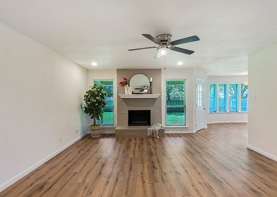 LAMINATE WOOD LOOK FLOORING