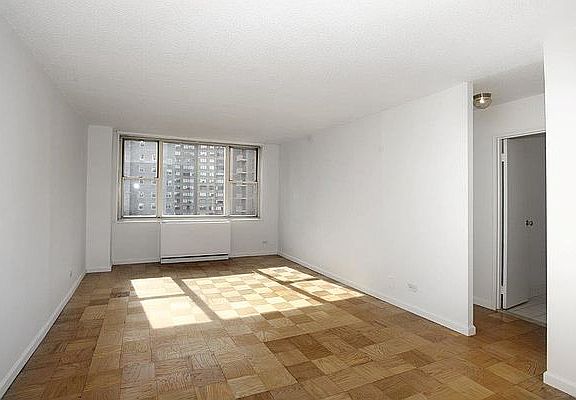 5th image of 166 E 34th St #708