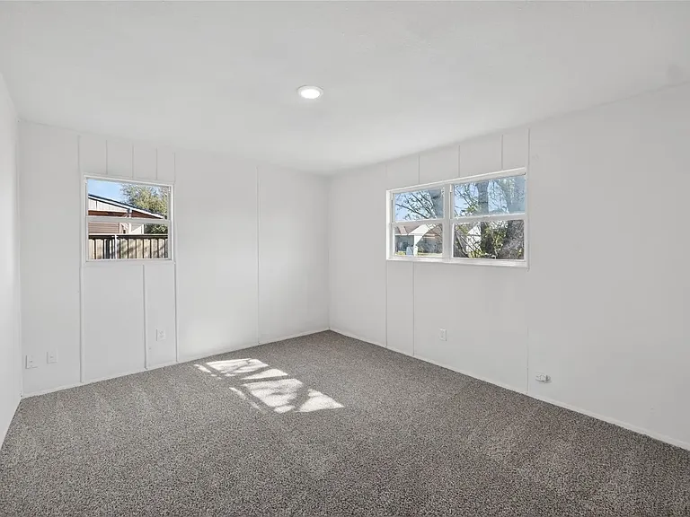 2020 Midlake Ln — Photo 14