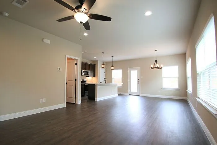 3 bed, 2.5 bath, 1505 sqft, $2,025 — Photo 2
