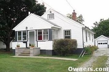 Immaculate Beaverdale starter home on large lot, many updates